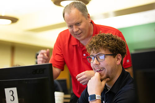 a SEMO faculty member helps advise a student during registration for classes