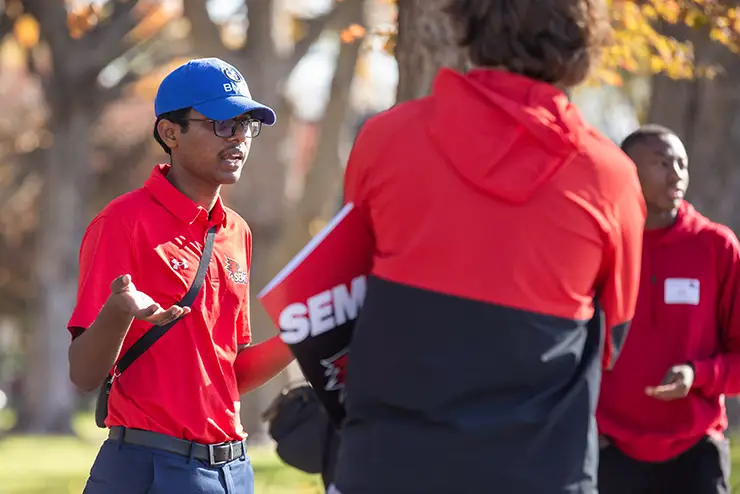 a semo campus tour guide speaks to a group of campus visitors