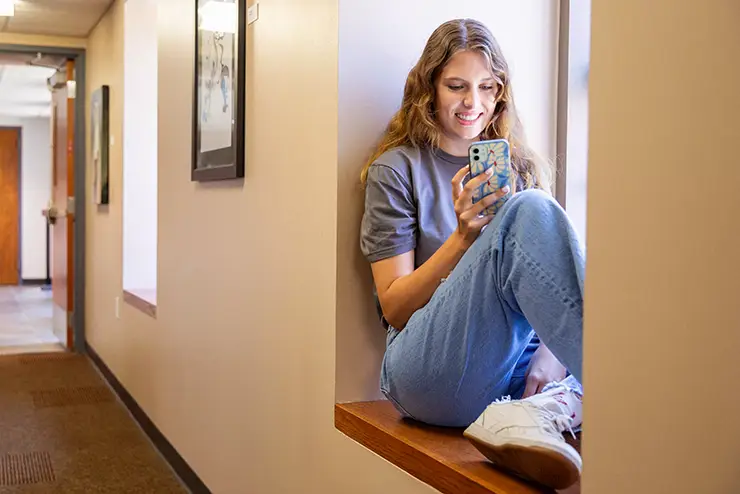 a prospective SEMO student talks to a counselor on her phone