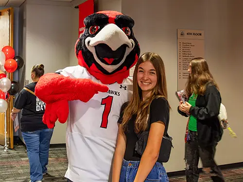 a prospective student at SEMO poses for a photo with Rowdy