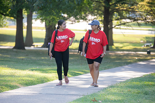 Two SEMO students walking outside.