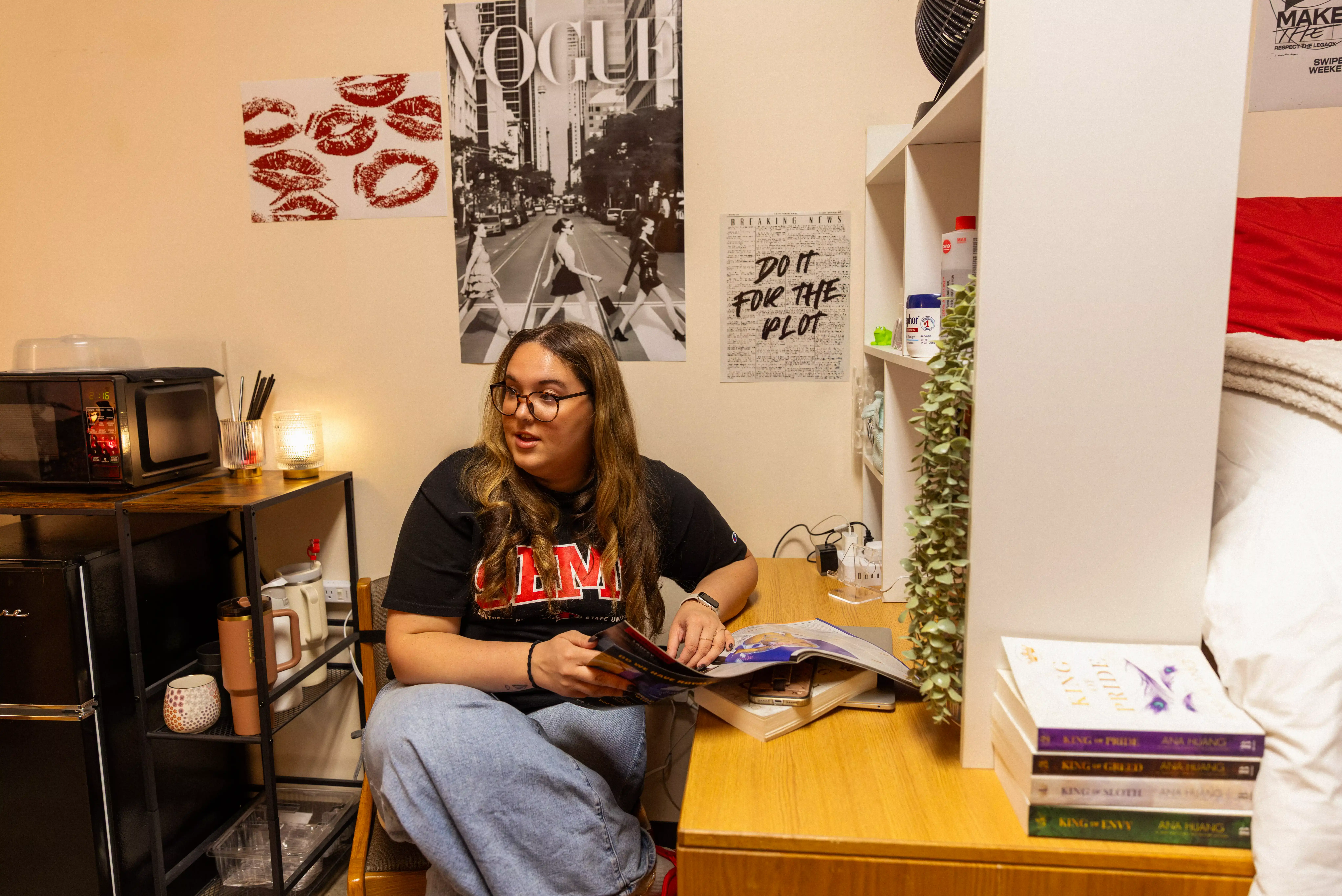 cute dorm decorating ideas with black and white posters and books and a coffee cart