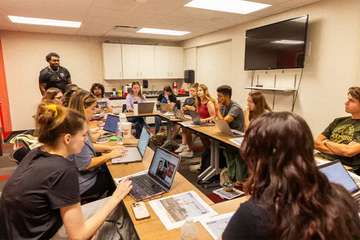 The arrow student organization at SEMO meeting with mass media art and design  students for hands on learning