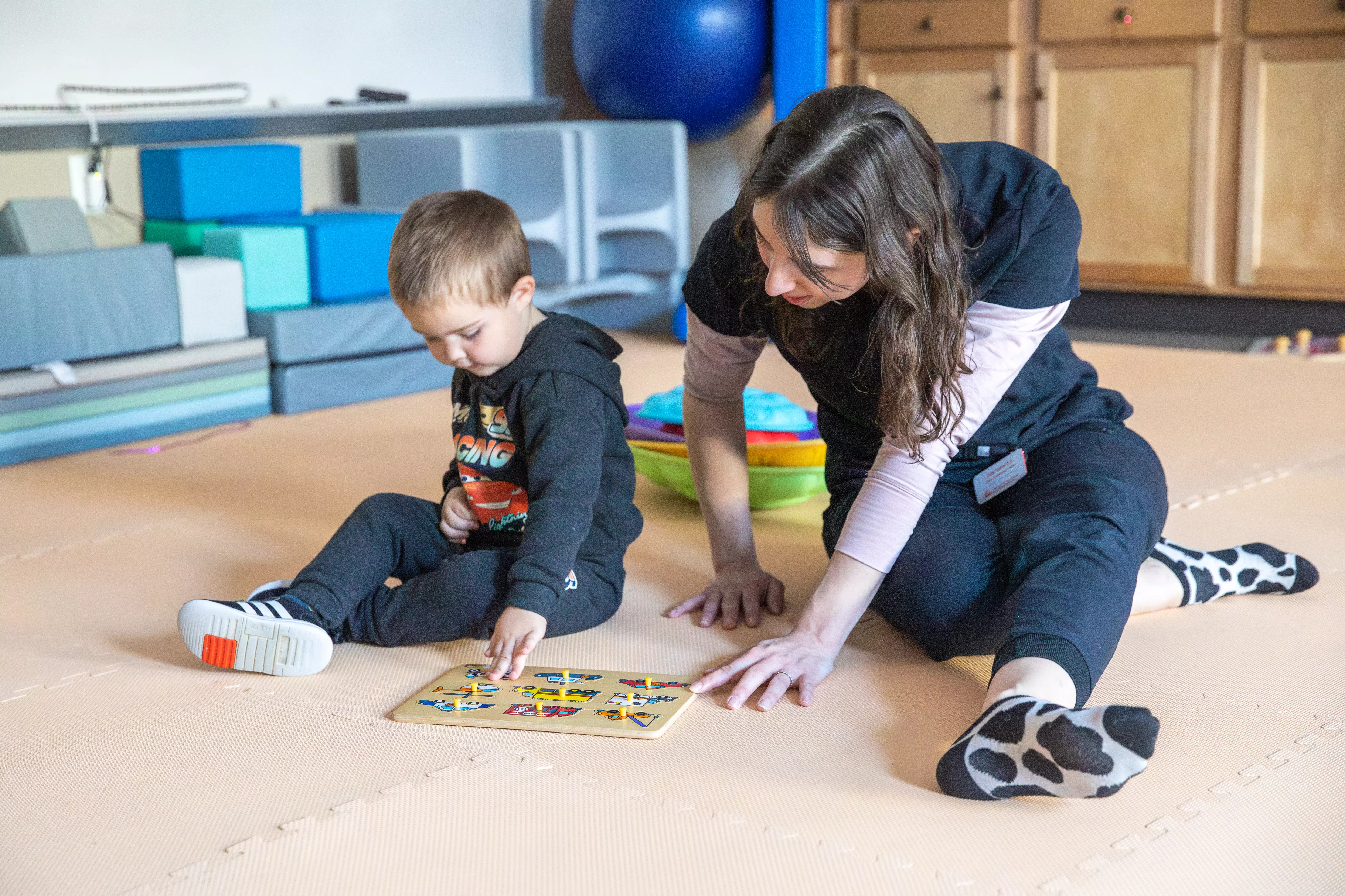 communcations disorder student at speech and hearing clinic works with a client