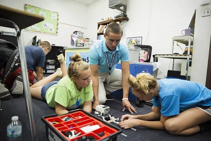 a SEMO student teaching candidate builds a robot with his pupils