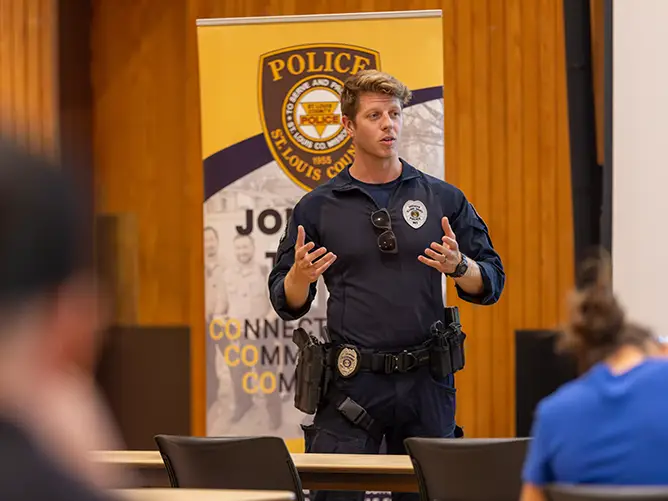 a SWAT officer from St Louis gives a presentation for SEMO criminal justice students