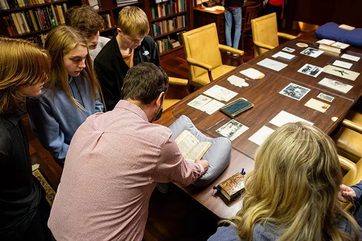 english and communication students gather in Kent's rare book library to study rare books at semo a Missouri college known for job readiness