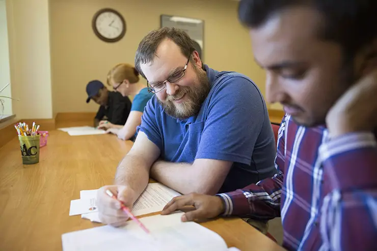 one student helps another with a writing project in SEMO's writing lab making semo a Missouri college known for job readiness