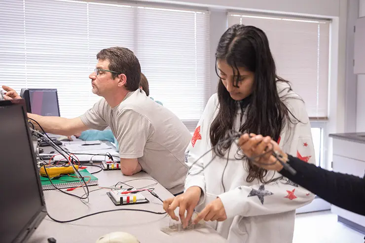 SEMO electrical engineering students learn about circuits during class