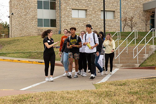 A SEMO student giving a tour to prospective students.