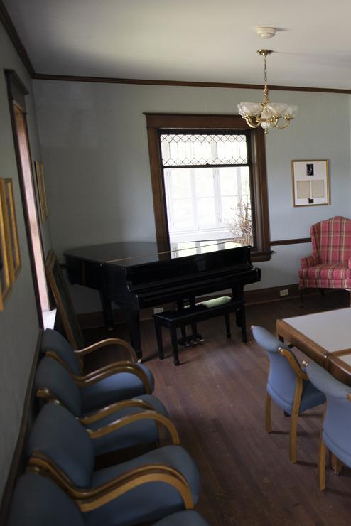 A conference searing area with a grand piano.