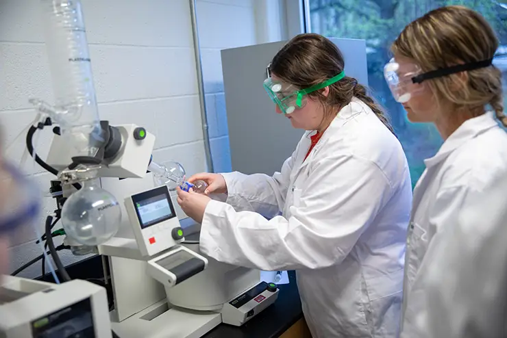 semo med lab tech students work in the lab with organic chemistry equipment