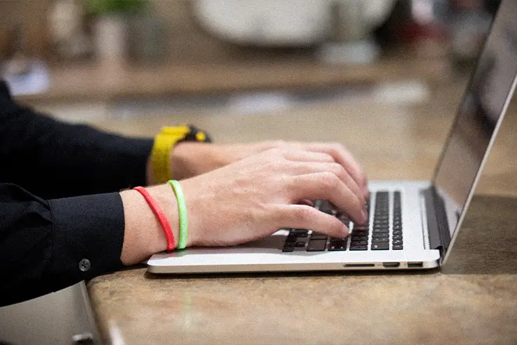 Image of someone working on a laptop in the online program at SEMO