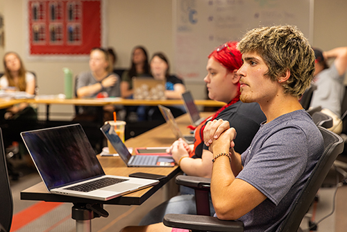 Arrow workers discuss the paper in a meeting.