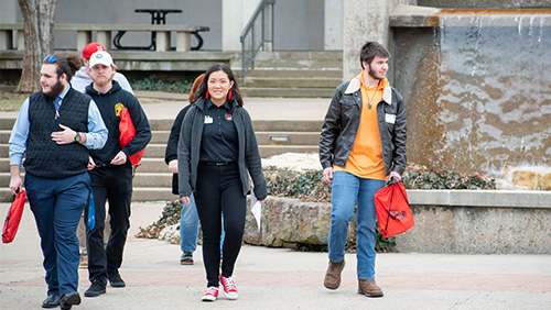 Image of Jennifer Tenholder leading a group of students on a campus tour.