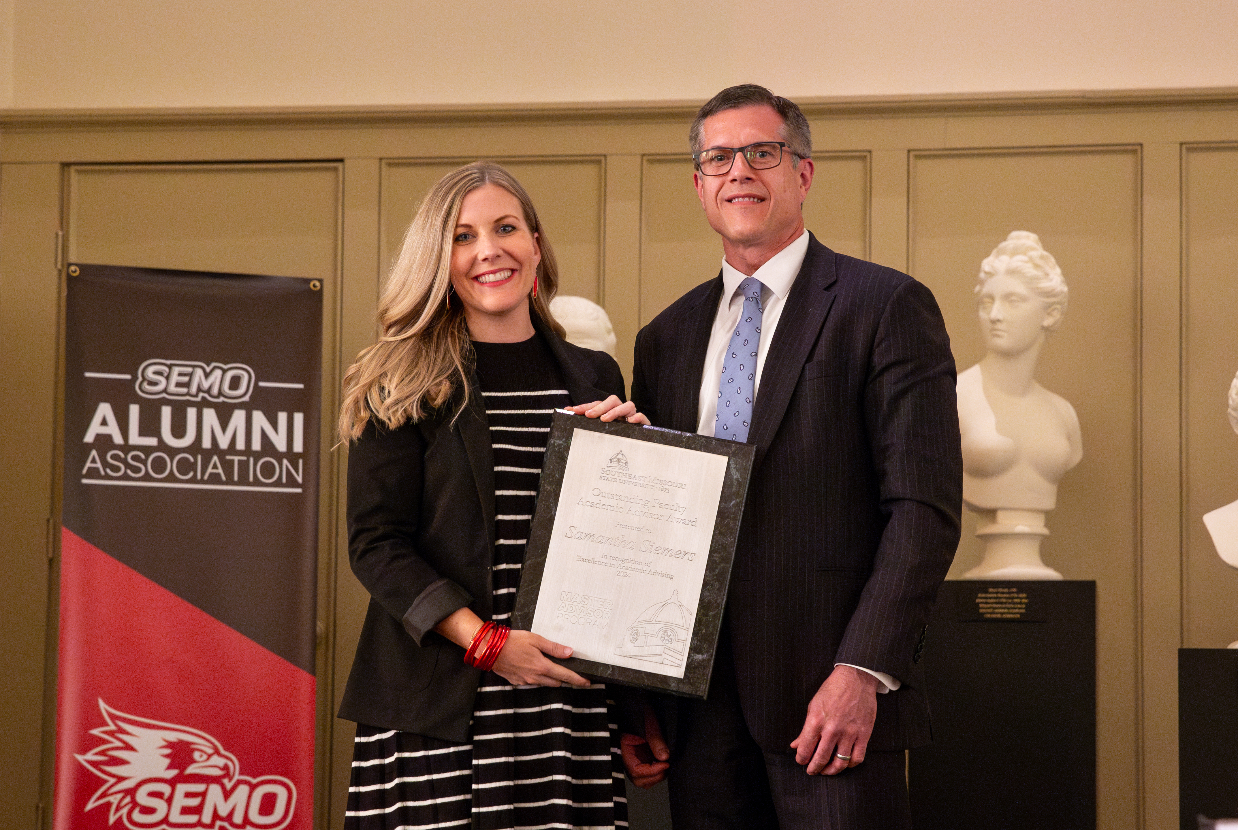 Samantha Siemers receives her advising Award