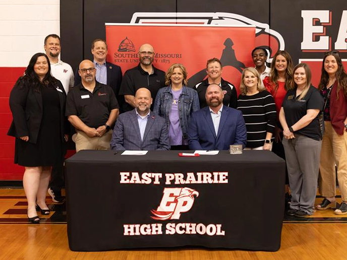 A photo of SEMO President Dr. Brad Hodson with SEMO and East Prairie staff at the Educators Advantage signing.