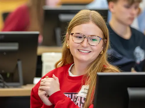 a student talks with an instructor at about how to transfer colleges to SEMO and the requirements for transferring colleges