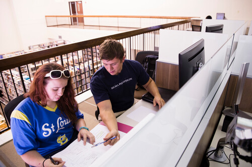 A tutor from the Academic Support Center helps a student with chemistry.