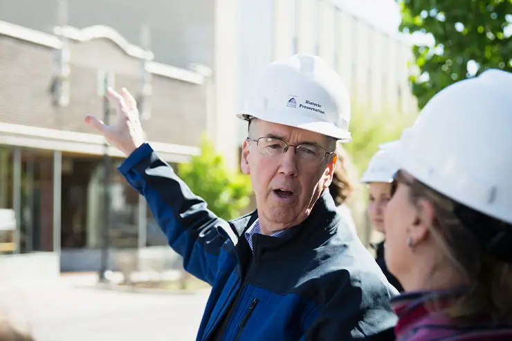 Dr. Hoffman, instructor at SEMO and director of the Center for Regional History explains to a group of students about historic preservation 