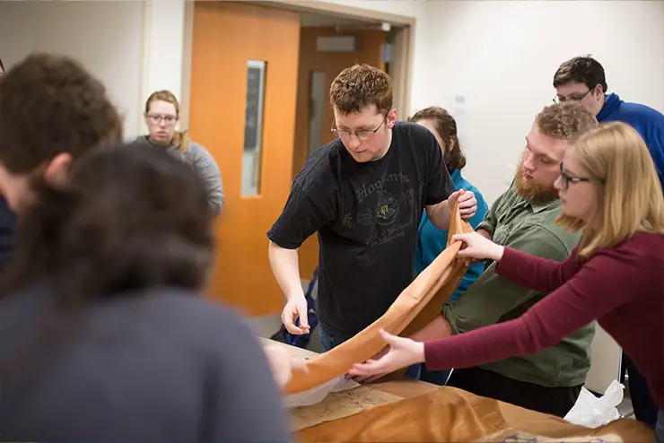 Students learning about Regional History in Southeast Missouri under an instructor for Directed Research