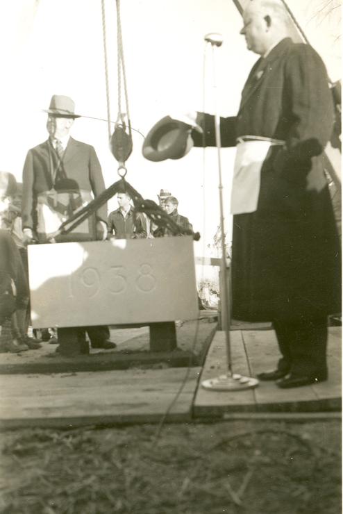 Cheney's 1939 plaque being placed during a ceremony.