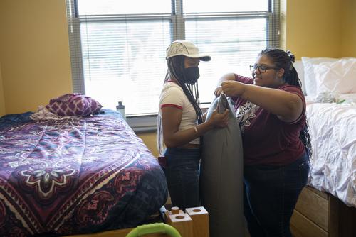 Erica Lockhart and her sister moving in to her dorm
