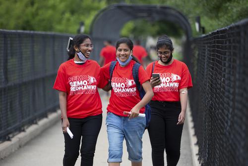 students walking to freshman meeting