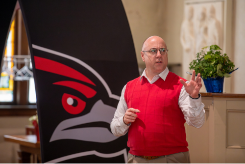 Dr. Bruce Skinner speaks to SEMO alumni