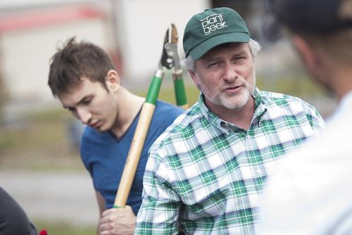 Sven Svenson speaks to an agriculture student at an alternative agriculture garden.