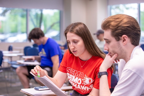 A transfer coordinator helping a student to figure out classes during transfer to SEMO