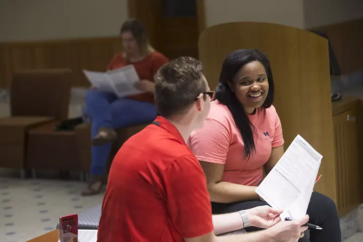 an advisor in student financial services goes over the FAFSA with a SEMO student for supportnet