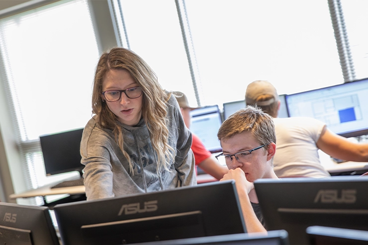 A staff member at SEMO explaining a concept on Technology to better support the Instruction of the faculty 